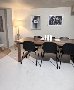 斯德哥尔摩Nomad Gardet的一间带木桌和椅子的用餐室