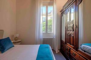 拉文纳La Casetta nel Cerchio的一间卧室配有一张床、一个梳妆台和一扇窗户。