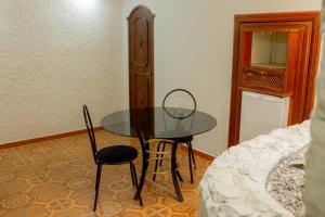 蒙蒂斯克拉鲁斯HOTEL VILAS DOS MONTES的一张桌子和椅子,位于一个配有床的房间