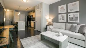 纽波特Landing Modern Apartment with Amazing Amenities (ID7744X77)的客厅配有沙发和桌子