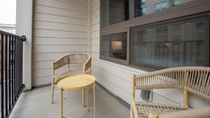 纽波特Landing Modern Apartment with Amazing Amenities (ID7744X77)的门廊上的两把椅子和一张桌子