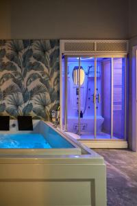 莱切Bobò Suite的大型浴室设有浴缸和淋浴。