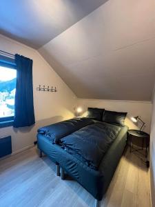 RjukanRjukan Sentrum Apartments NO 1的一间卧室,卧室内配有一张大床