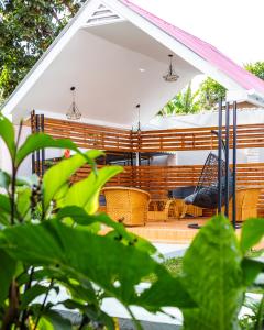 阿鲁沙African Oak: Rosewood的一个带藤椅和秋千的庭院