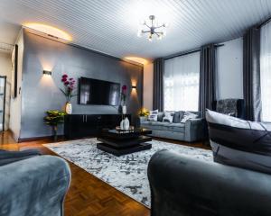 阿鲁沙African Oak: Rosewood的带沙发和电视的客厅