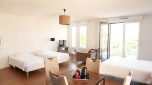讷韦尔塞纳奥公寓式酒店的客厅配有两张床和一张桌子