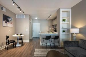奥斯汀Landing Modern Apartment with Amazing Amenities (ID5843)的带沙发和桌子的客厅以及厨房。