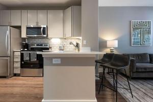 奥斯汀Landing Modern Apartment with Amazing Amenities (ID5843)的一个带柜台和椅子的厨房