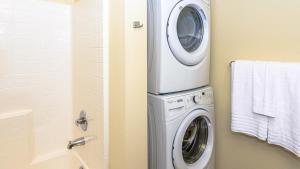 塔科马Landing Modern Apartment with Amazing Amenities (ID8426X91)的浴室内配有洗衣机和洗衣机。