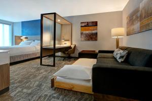阿尔伯克基SpringHill Suites by Marriott Albuquerque University Area的酒店客房,配有床和沙发