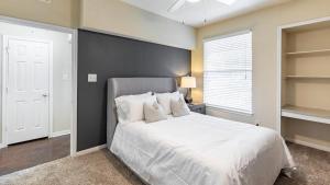 理查森Landing Modern Apartment with Amazing Amenities (ID6588X72)的卧室配有白色的床和黑色墙壁