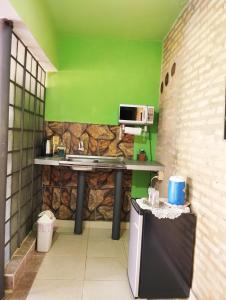 LuqueMangoty Apartamento的厨房配有水槽和微波炉