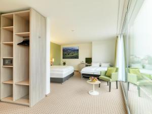 圣加仑Hotel Eastside (free parking garage)的一间酒店客房,一间设有床和床的房间
