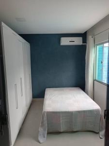 蒙蒂斯克拉鲁斯House 91的一间卧室设有一张床和蓝色的墙壁