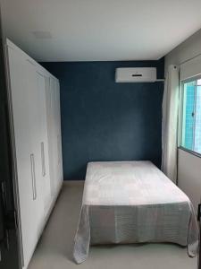蒙蒂斯克拉鲁斯House 91的一间卧室设有一张床和蓝色的墙壁