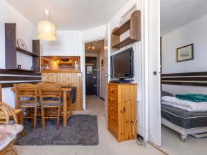 莫尔济讷Appartement Avoriaz, 2 pièces, 4 personnes - FR-1-314-277的客厅设有餐桌和电视