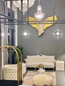 雅典Athens The L7 Str - Luxury Boutique Collection Hotel的带沙发和镜子的客厅