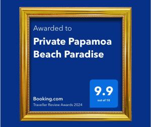 帕帕莫阿Private Papamoa Beach Paradise的一张照片框架,上面有被授予私人木瓜海滩天堂的文字