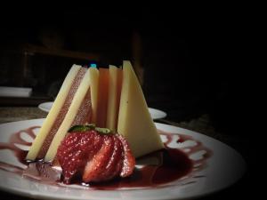 Valentines埃斯坦西亚洛斯普拉塔诺斯酒店的包括草莓和奶酪的甜点