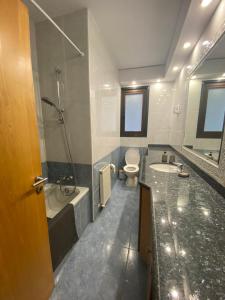 卡科佩特里亚Maryland Lodge kakopetria的浴室配有卫生间、浴缸和水槽。