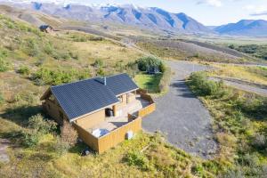 GrenivíkBeautiful cabin near Grenivík的享有带太阳能屋顶的房子的顶部景色