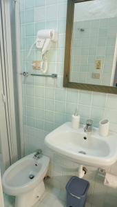阿尔盖罗Saint Mary House的一间带水槽、卫生间和镜子的浴室