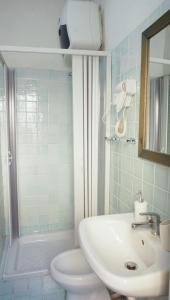 阿尔盖罗Saint Mary House的一间带水槽、卫生间和淋浴的浴室
