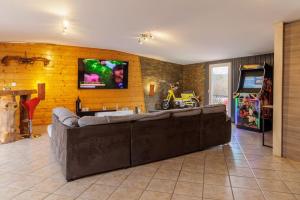 Lorp SentarailleLe Garage的客厅配有大沙发和平面电视