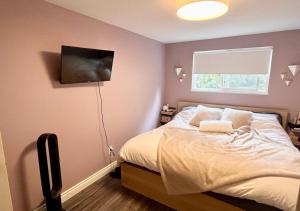 温哥华Ocean Villa -1BDR- King bed- Kitsilano beach w/parking的一间卧室配有一张带白色床单的床和一扇窗户。