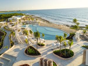 艾库玛尔TRS Yucatan Hotel - Adults Only的享有带游泳池和海洋的度假村的空中景致
