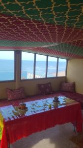 西迪伊夫尼Suerte Loca的客房设有一张带桌子和窗户的床。