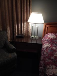 多伦多Nox Hostel的床头桌子旁的台灯