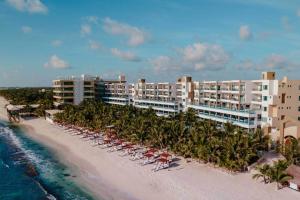 莫雷洛斯港Generations Riviera Maya Family Resort - More Inclusive的海滩上的度假村的空中景致