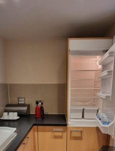 ColindaleTwo bed Apartment free parking near Colindale Station的厨房配有带开放式冰箱的台面