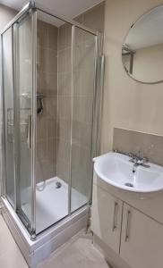 ColindaleTwo bed Apartment free parking near Colindale Station的带淋浴和盥洗盆的浴室