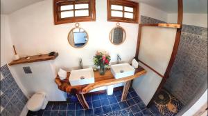 Opoa法尔欧碧日旅舍的一间带两个盥洗盆和卫生间的浴室