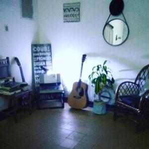 帕尔克德尔普拉塔El Bosque +598 94625953的吉他的房间,植物和镜子