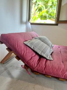 伊尔哈德博伊巴Casa do João的窗户前的被褥和两个枕头