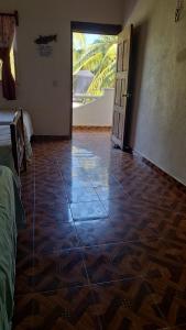 TemalhuacánChuchosmom room 3的客房铺有瓷砖地板,设有开放式门。