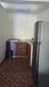 TemalhuacánChuchosmom room 3的厨房配有不锈钢冰箱和木制橱柜