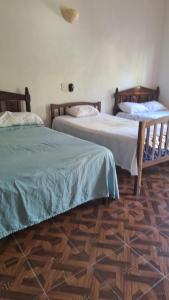TemalhuacánChuchosmom room 3的两张睡床彼此相邻,位于一个房间里