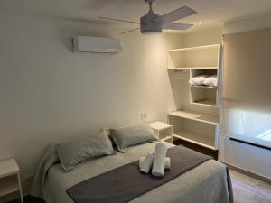 波特雷里约斯Viví Potrerillos的一间卧室配有一张带吊扇的床