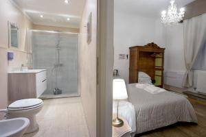 卢卡历史中心旅馆的浴室设有床、卫生间和水槽。