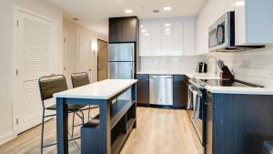 巴尔的摩Landing Modern Apartment with Amazing Amenities (ID7709X66)的厨房配有蓝色的桌子和椅子