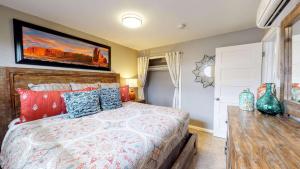 摩押Downtown Cozy Home Base - Purple Sage 7的一间卧室配有一张大床和一张桌子