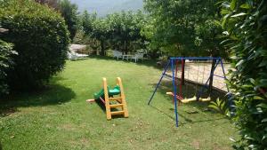 圣费柳-德帕利亚罗尔斯La Badia的院子里的2个儿童游乐场设备