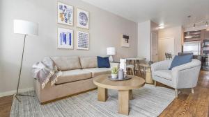 路易维尔Landing Modern Apartment with Amazing Amenities (ID1266X740)的客厅配有沙发、椅子和桌子