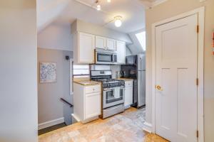 明尼阿波利斯Pet-Friendly Minneapolis Apartment Near Downtown!的厨房配有白色橱柜和炉灶烤箱。