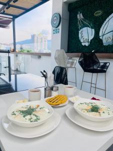 佛罗里达布兰卡Hotel Terraza Café Bistro的一张桌子,上面放着两盘食物