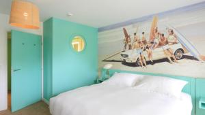 曼德琉-拉纳普勒Hotel Casarose - Cannes Mandelieu的一间卧室配有一张壁画床
